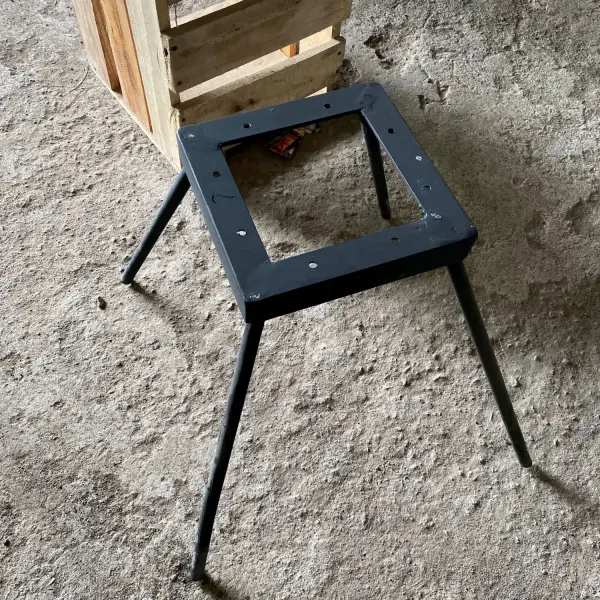 Artikelbild 8 des Artikels “Niedriger Naturholztisch rund aus Suar mit Metallbeinen Spider. 100cm Länge, 98cm Breite, 60cm Höhe, Tischplatte 10cm dick. “